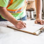 Artisan remplissant un document pour la vente d'un matériau de chantier