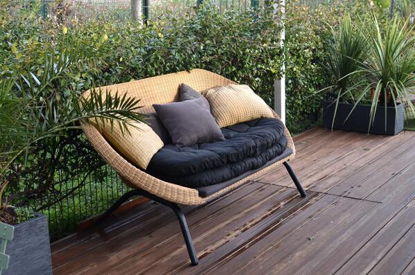canapé sur terrasse en bois